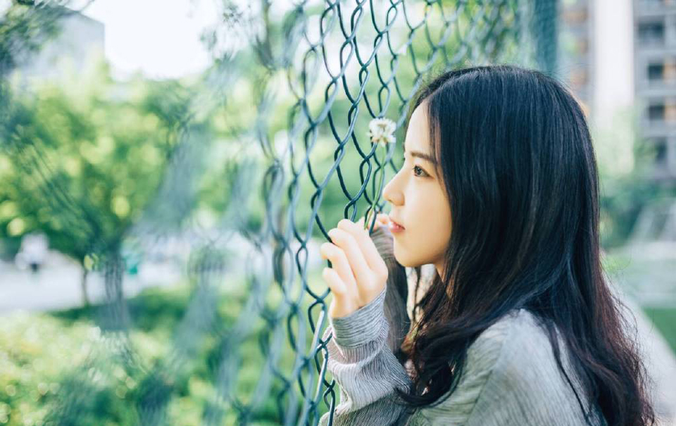 弓弦连续震颤了三次，两名江东水军应声而倒，第三箭，却因船身摇晃，射偏了。